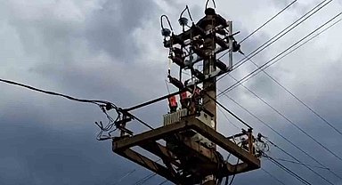 Bolu'da elektrik direğine yıldırım düştü