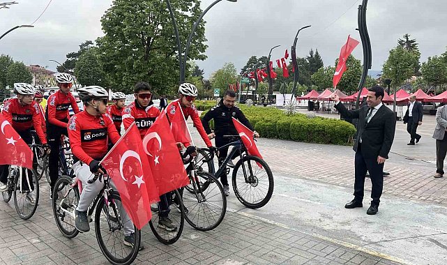 Bolu'da ellerinde Türk bayraklarıyla Gençlik Haftası'nda pedal çevirdiler