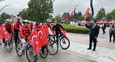 Bolu'da ellerinde Türk bayraklarıyla Gençlik Haftası'nda pedal çevirdiler
