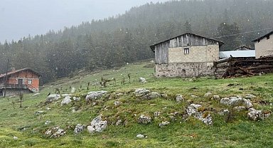 Bolu'da hava sıcaklıkları düştü, yaylalar beyaza büründü