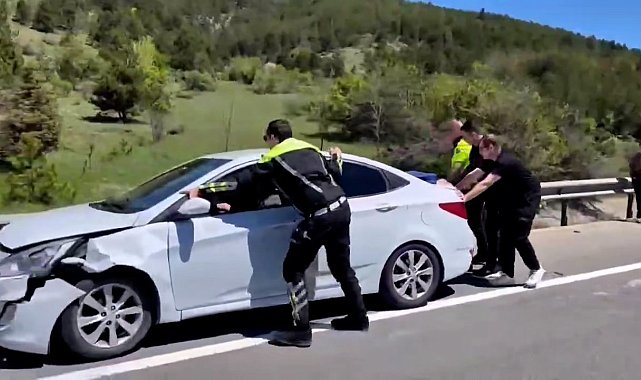 Bolu'da polis ekipleri kaza yapan aracı iterek trafiği rahatlattı
