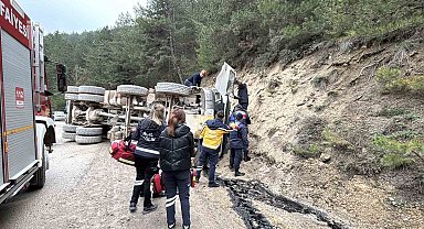 Bolu'da virajı alamayan hafriyat kamyonu devrildi: 1 ölü