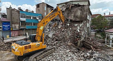Bolvadin'de kentsel dönüşüm çerçevesinde yıkım çalışması başladı
