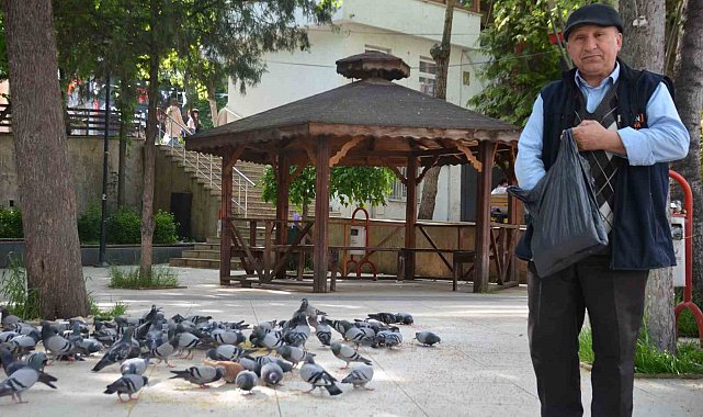 Bu bayramda eşini dostunu bıraktı, beslediği kuşlara koştu