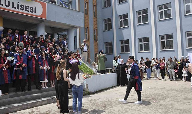 Bulanık Anadolu Lisesi'nde mezuniyet coşkusu