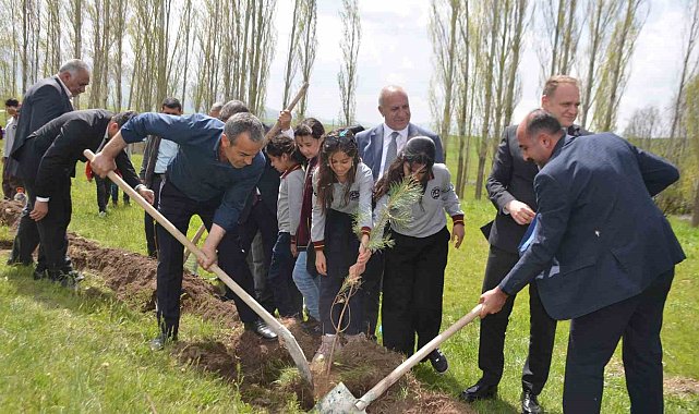 Bulanık'ta "Hatıra Yolu" Projesi kapsamında 350 fidan dikildi
