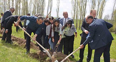 Bulanık'ta "Hatıra Yolu" Projesi kapsamında 350 fidan dikildi