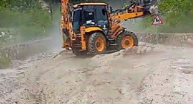 Buldan'da etkili şiddetli dolu yolları kapattı