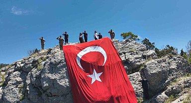 Burdur'da jandarmadan 54 metrekarelik dev Türk bayrağı