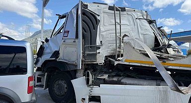 Burdur'da tır, kamyona çarptı: 1 yaralı