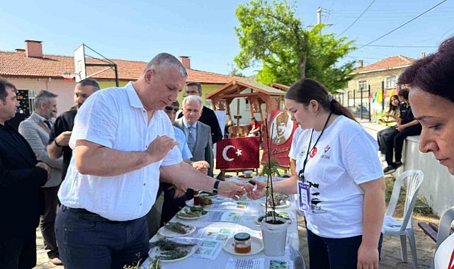 Burhaniye'de iki okulun ortak Bilim Fuarı açıldı
