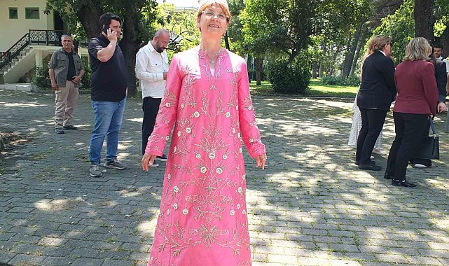 Burhaniyeli eğitmen eski zaman gelinliğini tanıttı