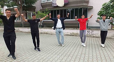 Burhaniyeli gençler gösterilere hazırlanıyorlar