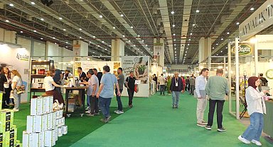 Burhaniyeli zeytinciler İzmir'de Olivtech fuarı açılışına katıldı