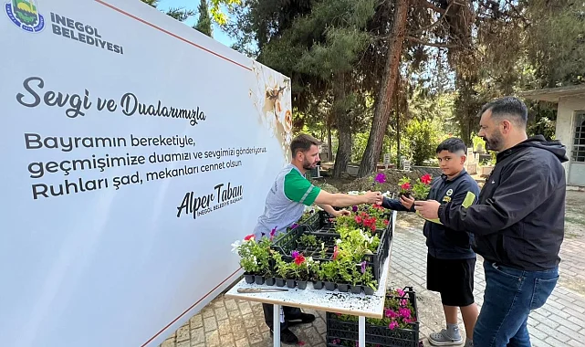 Bursa İnegöl'de bayram öncesi mezarlıklar çiçek açtı