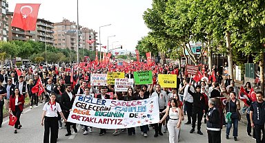Bursa Nilüfer'de binler Cumhuriyet için yürüdü