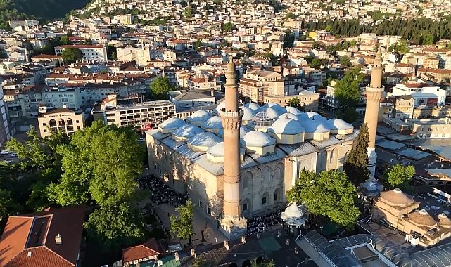 Bursa'da bayram coşkusu tarihi camilerde yaşandı