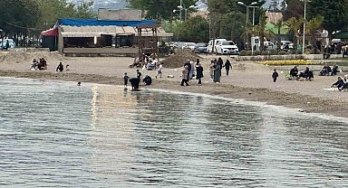 Bursa'da deniz suyu ısınmadı ama yüzme sezonu açıldı