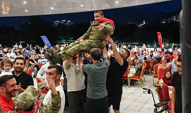 Bursa'da en özel askerlere renkli kına eğlencesi
