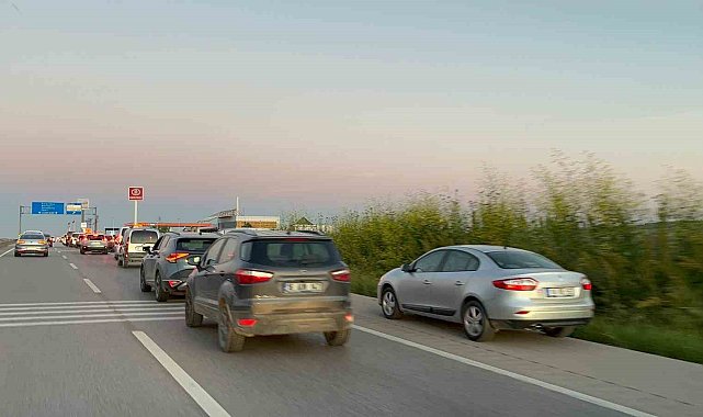 Bursa'da kurban kesim alanlarında kilometrelerce araç kuyruğu oluştu
