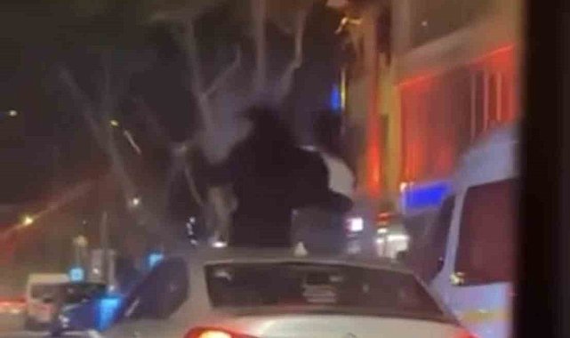 Bursa'da otomobilin tavanına oturdular : 25 bin TL ceza kesildi