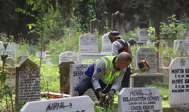 Bursa'da mezarlıklar bayrama hazır