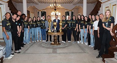 Bursa'da şampiyon hentbolculardan Başkan Vekili Biba'ya ziyaret