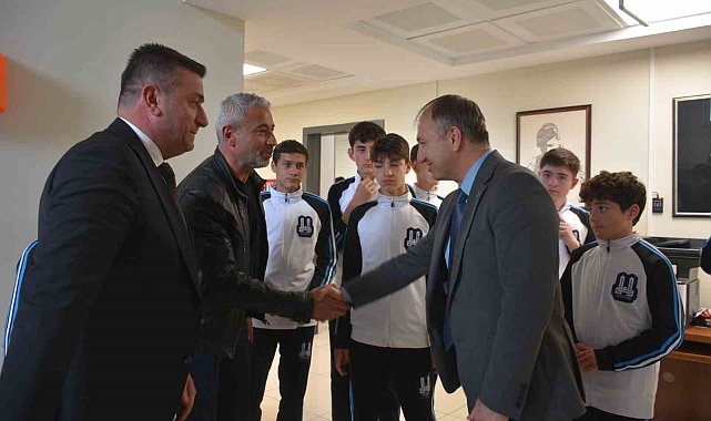 Çakmur, Ahmet Hamdi Tanpınar Ortaokulu futsal takımını kutladı