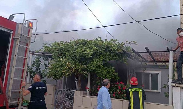 Çan'da alevlere teslim olan ahşap ev kullanılmaz hale geldi