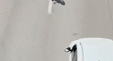 Canını hiçe sayarak akan trafikte böyle yürüdü