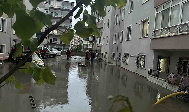 Çankırı'da yollar göle döndü, ev ve iş yerlerini su bastı