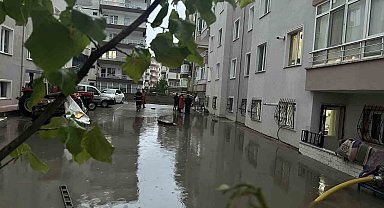 Çankırı'da yollar göle döndü, ev ve iş yerlerini su bastı
