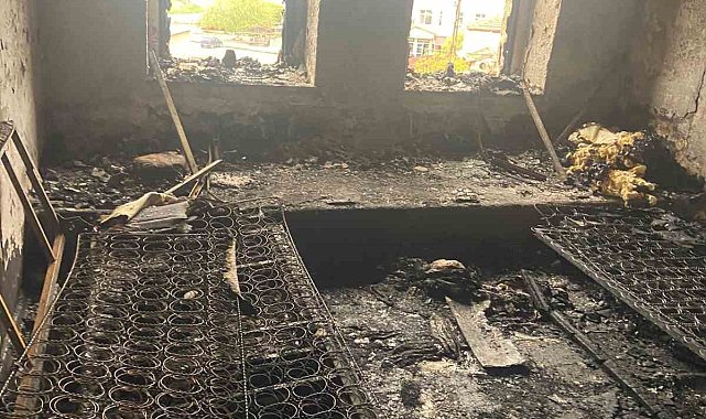 Çardak'ta evi kül olan aile komşularına sığındı