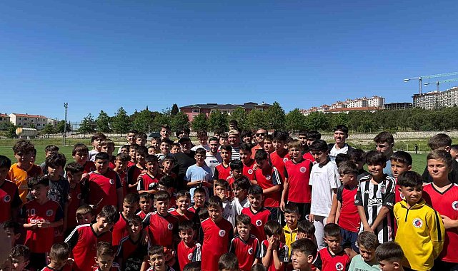 Cengiz Ünder, memleketi Balıkesir'de genç sporcularla buluştu