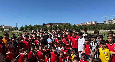 Cengiz Ünder, memleketi Balıkesir'de genç sporcularla buluştu