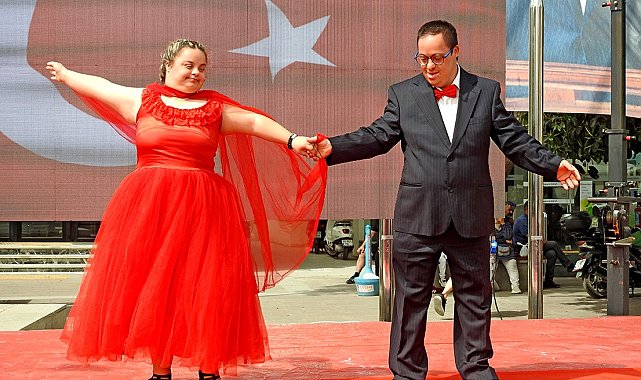 Çeşme'de engelleri aşan renkli buluşma