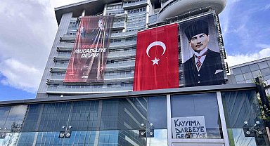 CHP, Genel Merkezi önünde çıkan tartışmada su şişeleri havada uçuştu