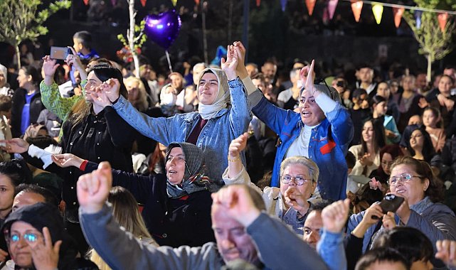 Çiçek Festivali'nin son gününde düzenlenen konserde vatandaşlar doyasıya eğlendi
