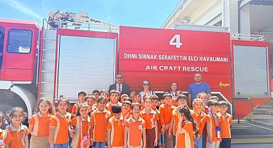 Cizre'de minik öğrenciler hem havalimanı gezdi hem uçağı yakından gördü