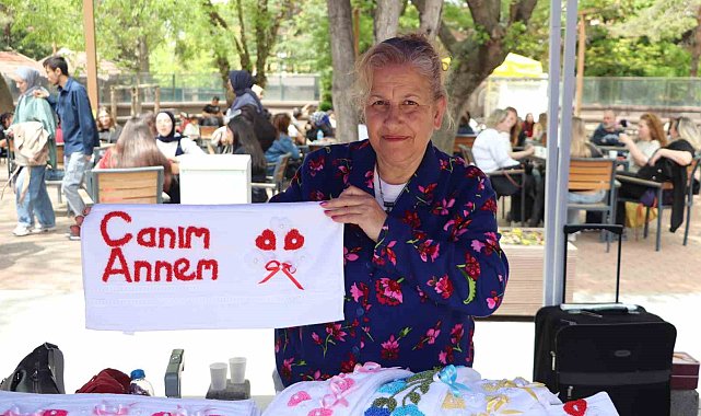 Çocuklarına çeyiz yaparak başladığı el işi gelir kapısı oldu