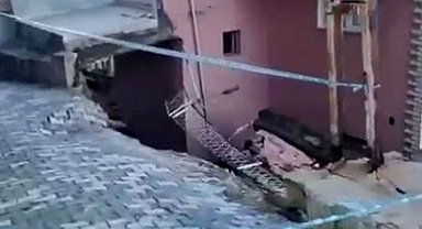 Çöken istinat duvarı binada hasar oluşturdu