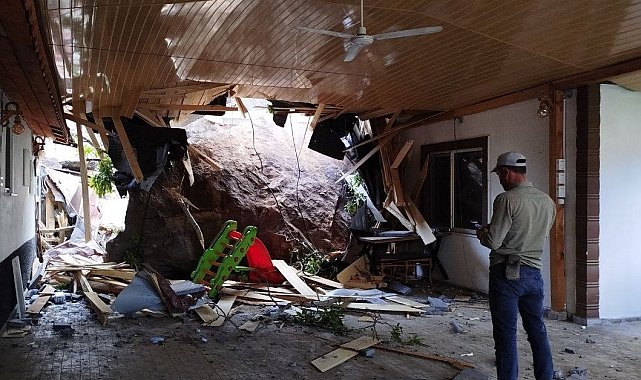 Çorum'da düşen kayalar ev ve iş yerinde hasar oluşturdu
