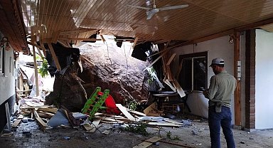 Çorum'da düşen kayalar ev ve iş yerinde hasar oluşturdu