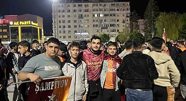 Çorum'da Galatasaray taraftarlar sokakları bayram yerine çevirdi