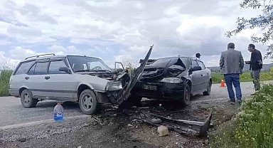 Çorum'da iki otomobil çarpıştı: 3 yaralı