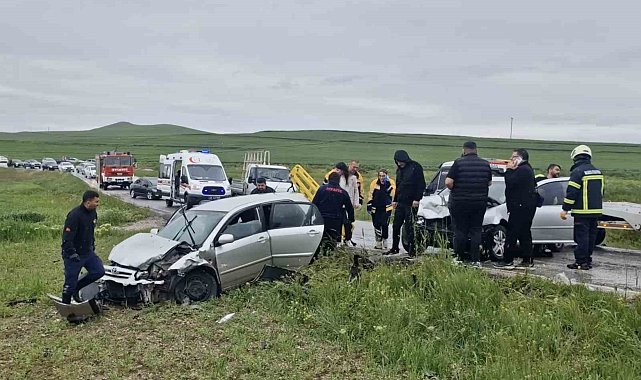 Çorum'da iki otomobil çarpıştı: 6 yaralı