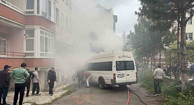 Çorum'da kamelyada çıkan yangın araçlara sıçradı