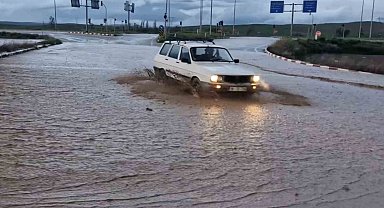 Çorum'da kuvvetli sağanak su baskınlarına sebep oldu