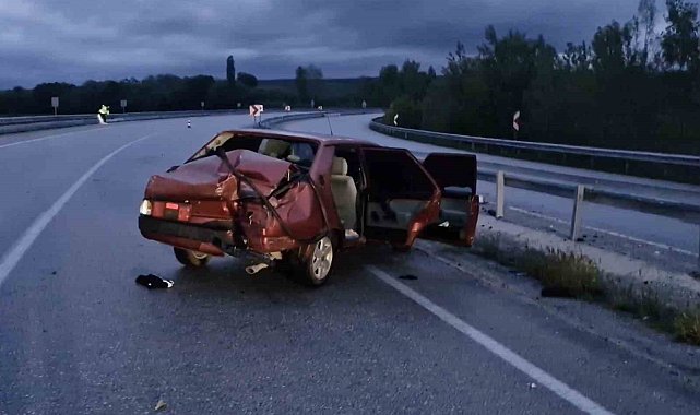 Çorum'da otomobil bariyerlere çarptı: 2 yaralı