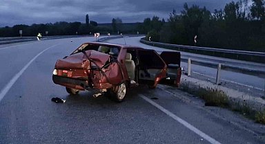Çorum'da otomobil bariyerlere çarptı: 2 yaralı